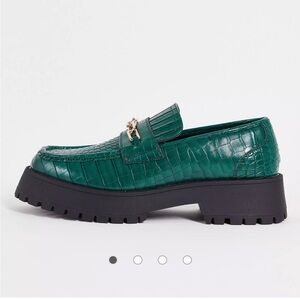 ASOS DESIGN loafers in green faux croc on
chunky sole with chain